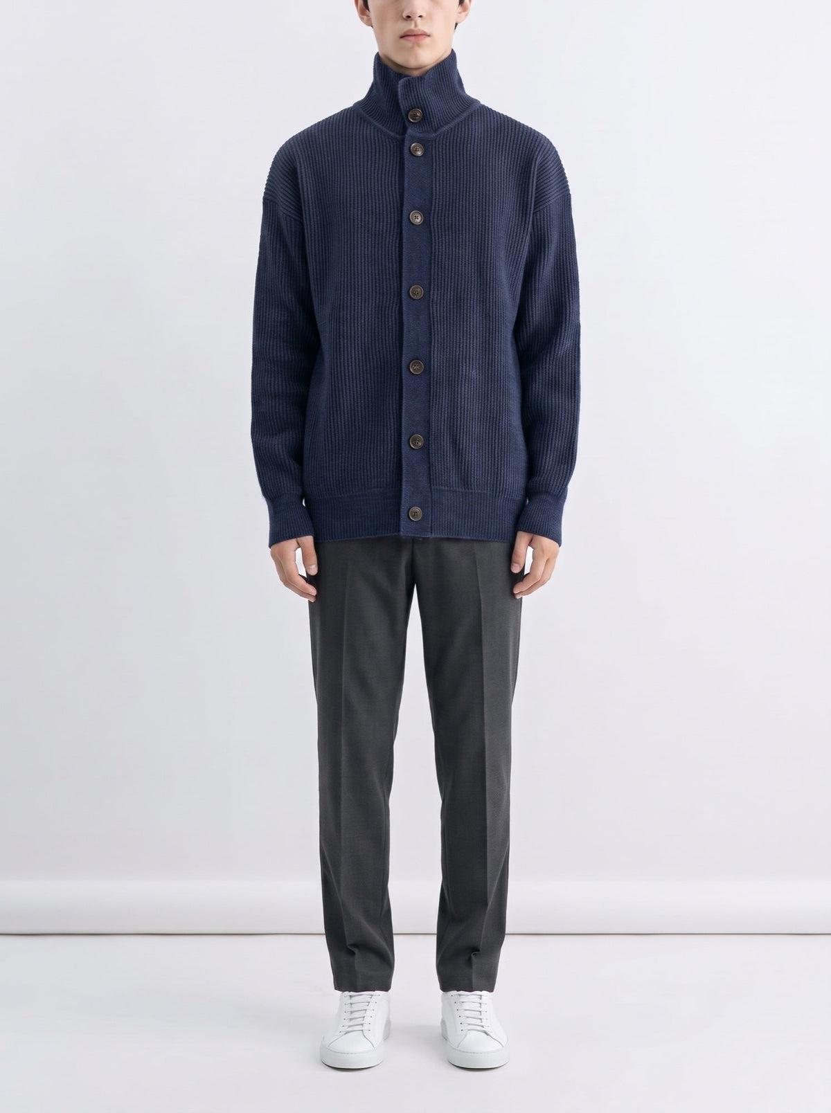 Rippstrickjacke mit Stehkragen und Knöpfen — Marineblau
