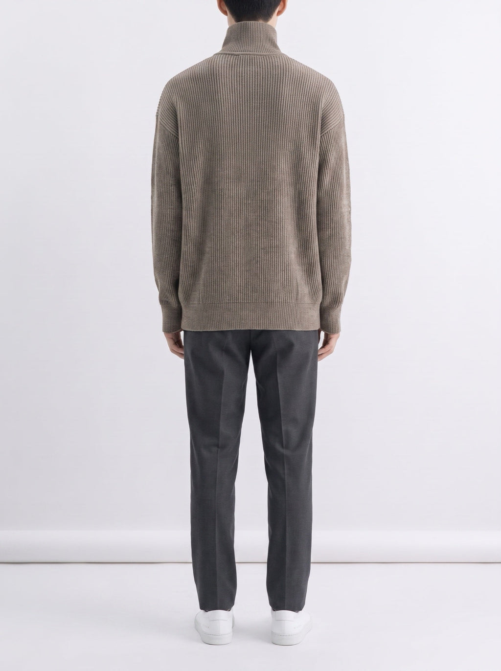 Rippstrickjacke mit Stehkragen und Knöpfen — Braun
