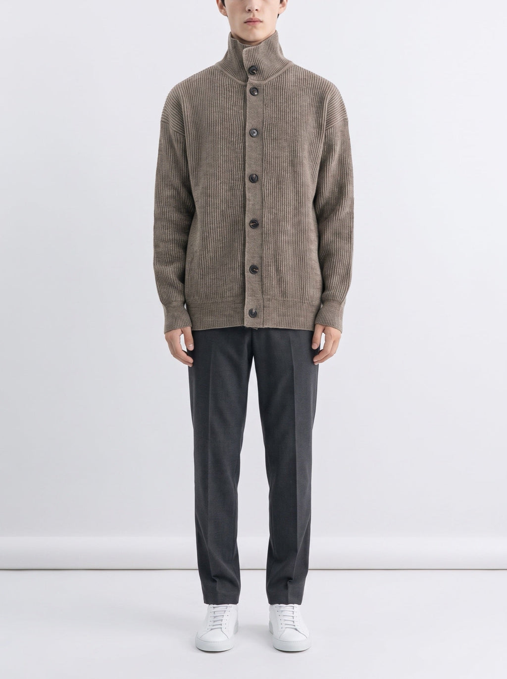 Rippstrickjacke mit Stehkragen und Knöpfen — Braun