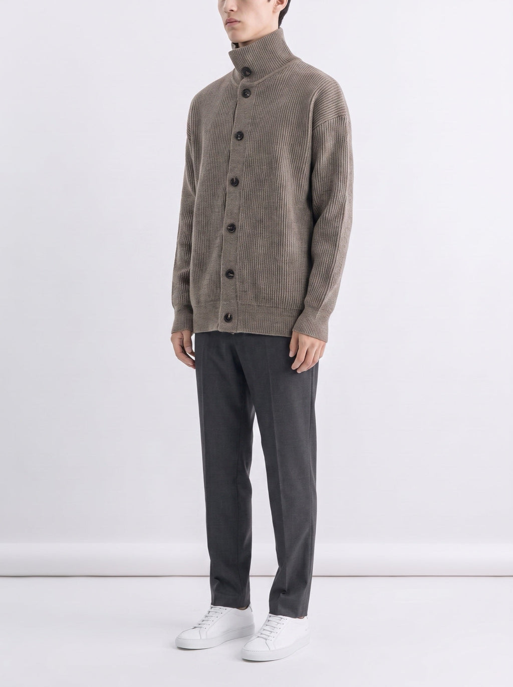 Rippstrickjacke mit Stehkragen und Knöpfen — Braun
