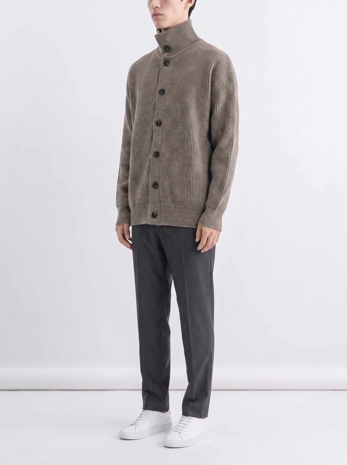 Rippstrickjacke mit Stehkragen und Knöpfen — Braun
