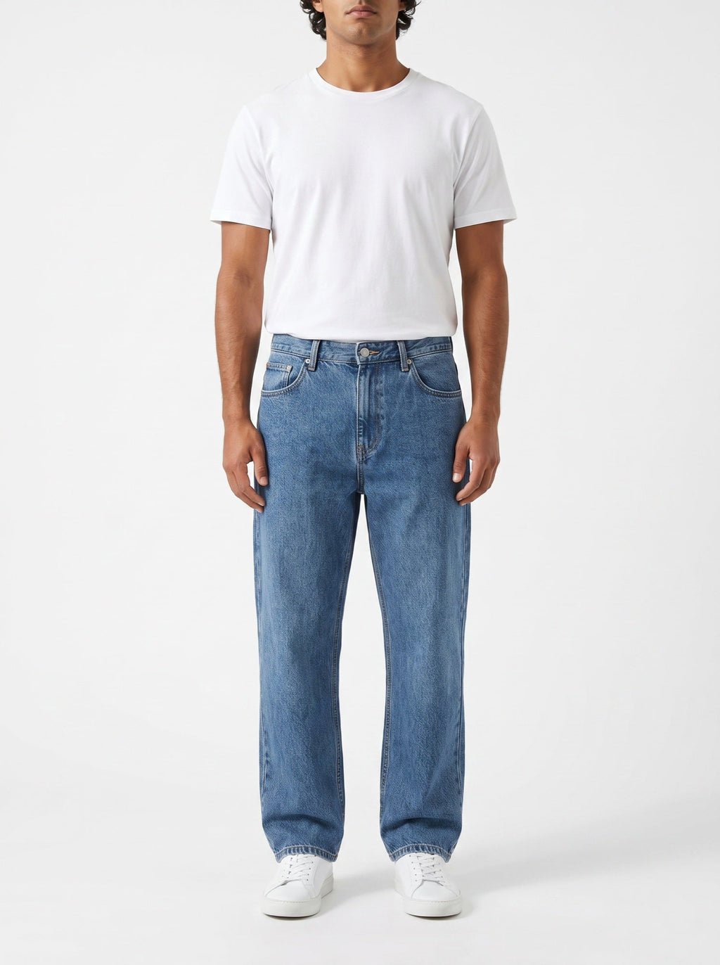 Klassische gerade Jeans aus gewaschenem Indigo-Denim