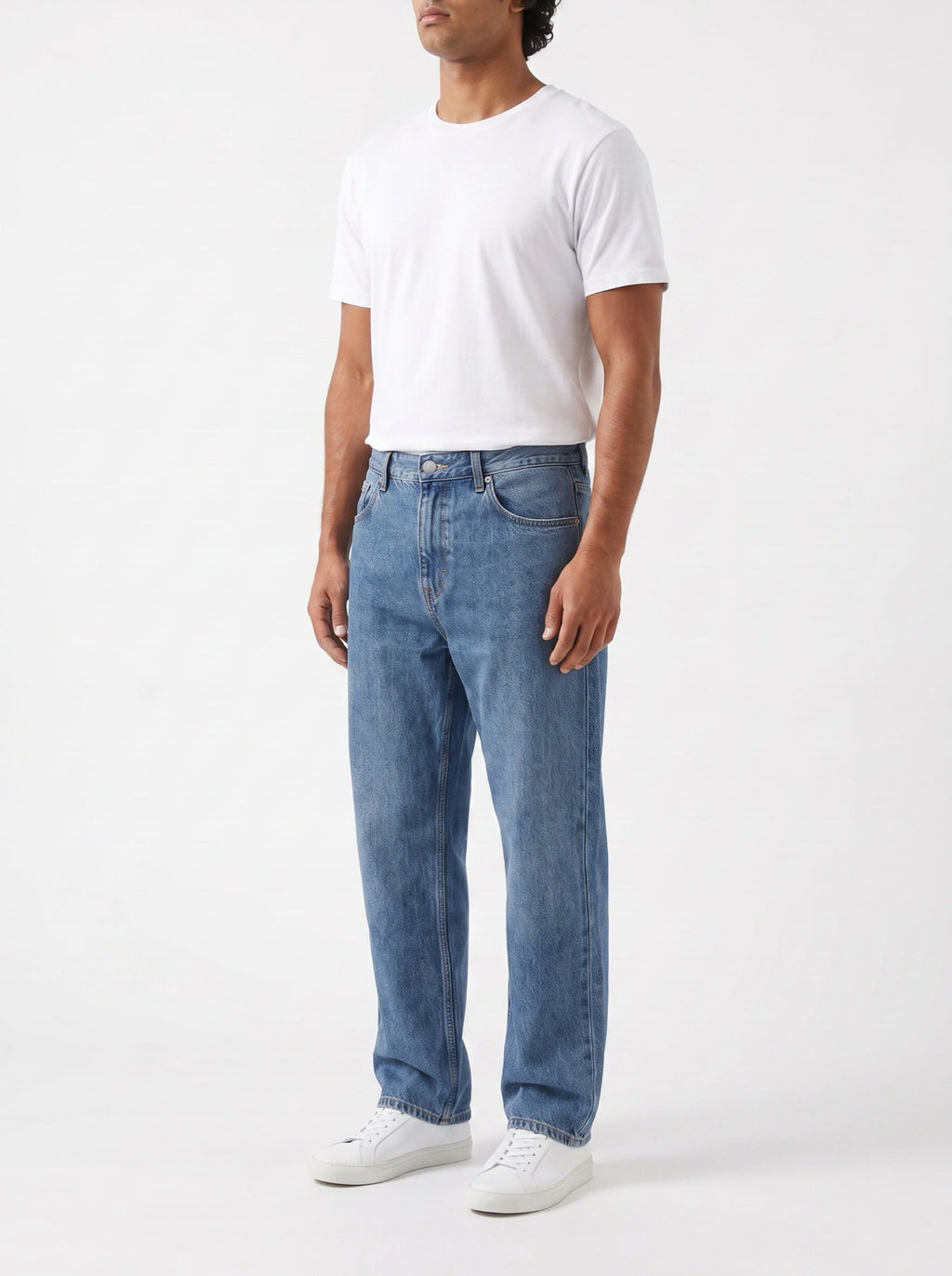 Klassische gerade Jeans aus gewaschenem Indigo-Denim