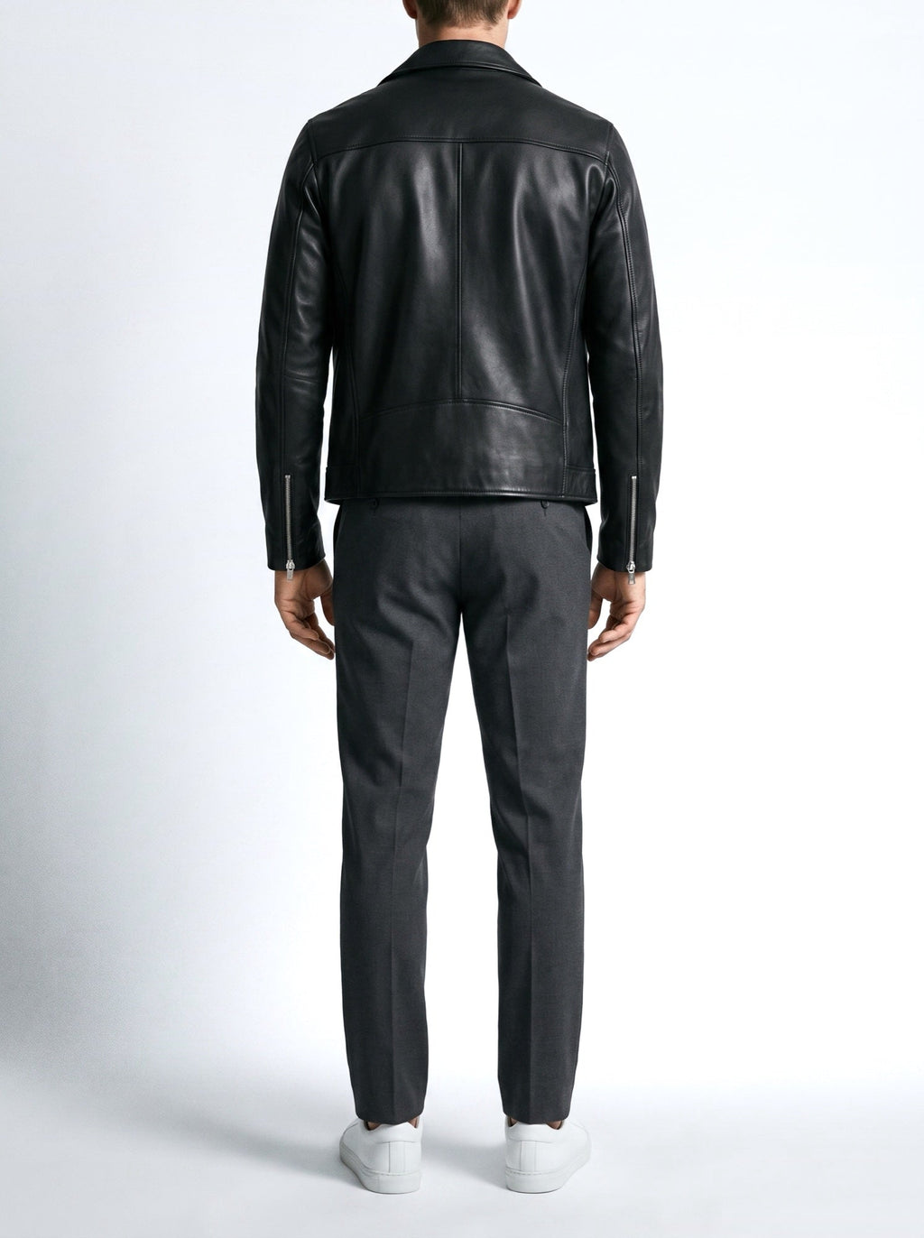 Klassische schwarze Lederjacke mit Reißverschluss