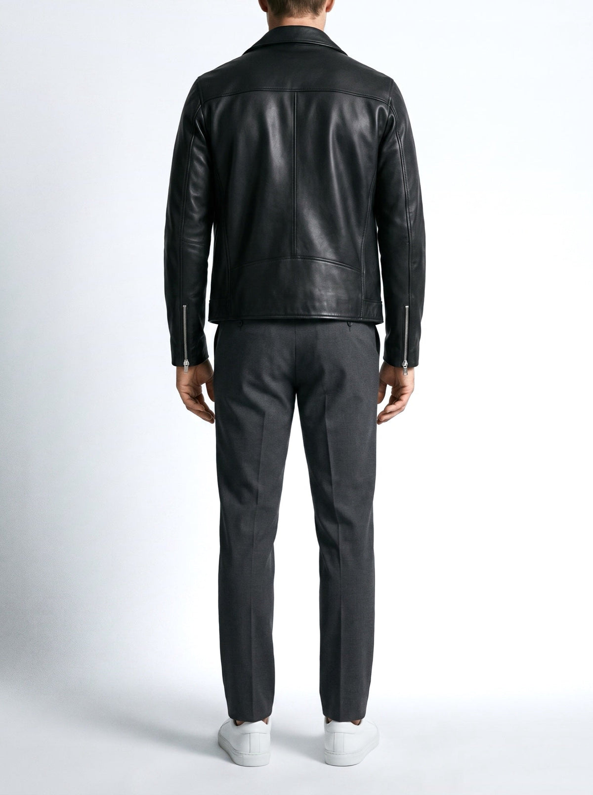 Klassische schwarze Lederjacke mit Reißverschluss