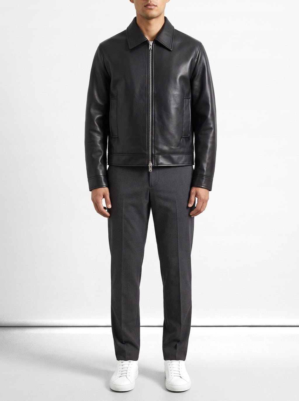 Klassische schwarze Lederjacke mit Reißverschluss
