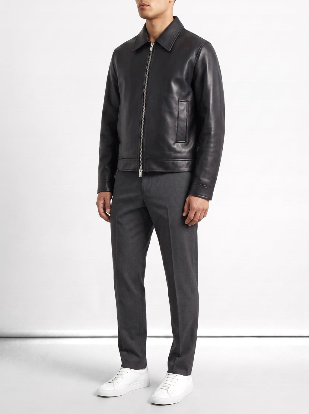 Klassische schwarze Lederjacke mit Reißverschluss