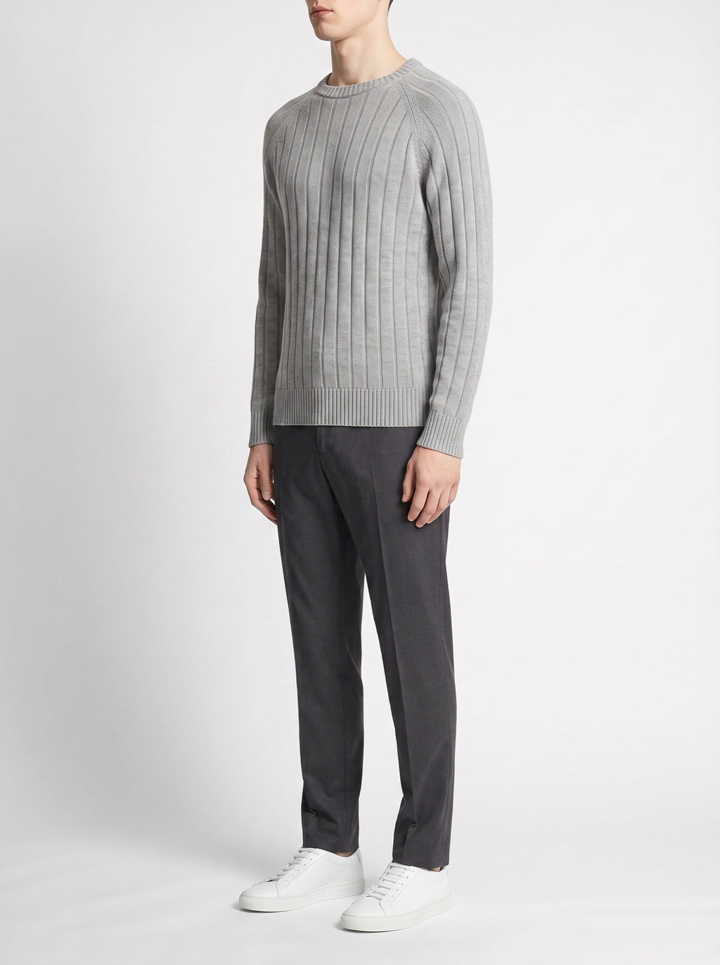 Graumelierter Rippstrickpullover mit Rundhalsausschnitt