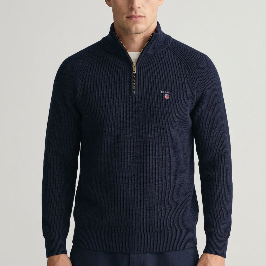 GANT® Premium Pullover mit halbem Reißverschluss — Marineblau — getragen